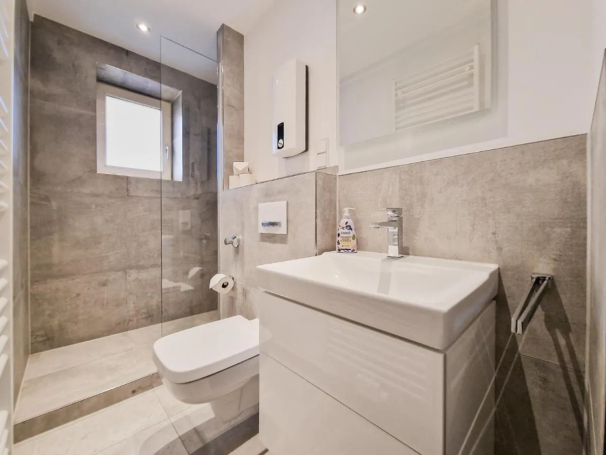 Raj Living - City Apartments With 1 Or 2 Rooms - 15 Min To Messe Dus And Old Town Dus Dusseldorf