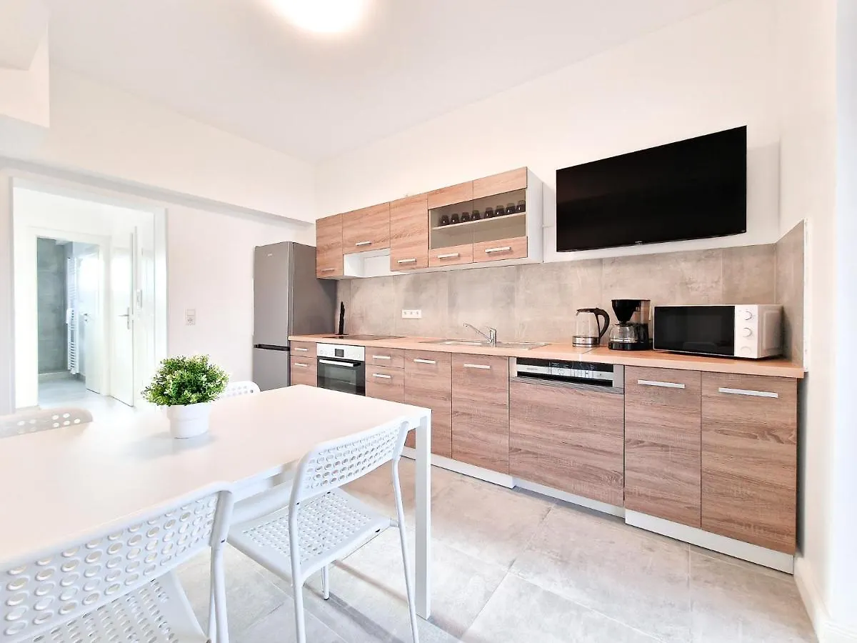Raj Living - City Apartments With 1 Or 2 Rooms - 15 Min To Messe Dus And Old Town Dus Dusseldorf 0*,  Germany