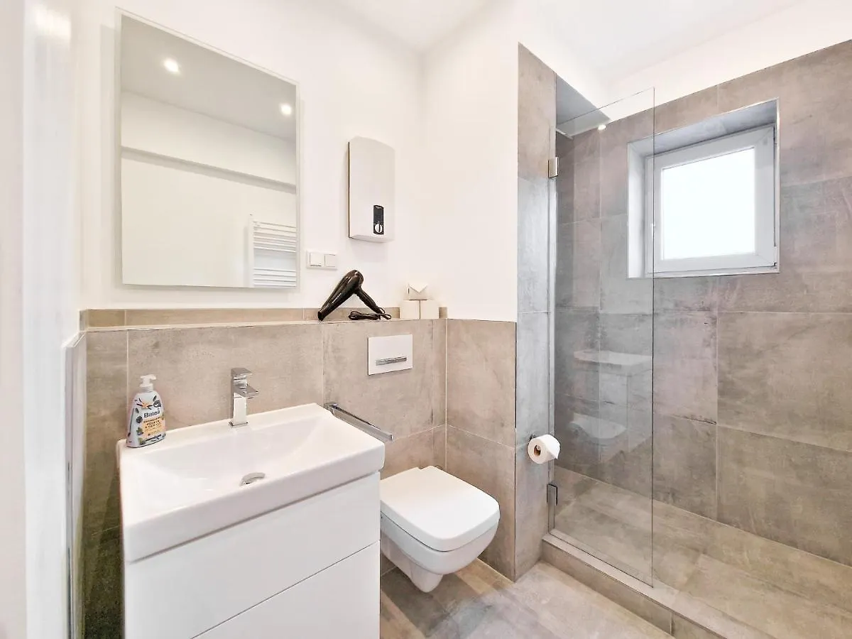 Raj Living - City Apartments With 1 Or 2 Rooms - 15 Min To Messe Dus And Old Town Dus Dusseldorf